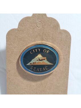 City of Seatac Washington Airport pin airplane mountain Goldtone